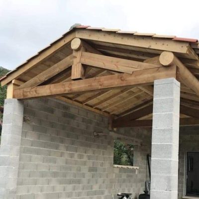 Création et pose d'une charpente rondin