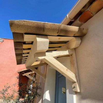 Création et pose d'une marquise sur mesure taillage sur place