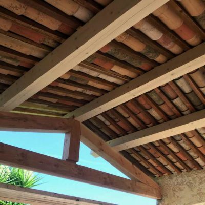 Pose ferme traditionnel couverture tuiles dessus-dessous