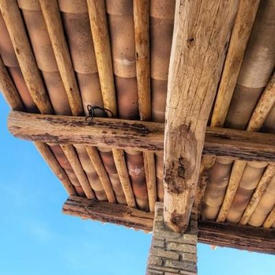 charpentes traditionnel vieux chene couverture sur rondin veillis