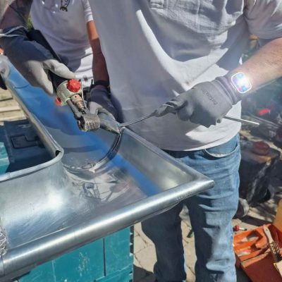 création sur mesure gouttières en zinc